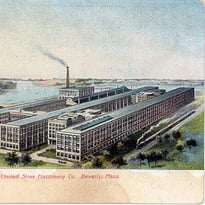 Présentation de l'histoire et de l'architecture de la Manufacture des Œillets, illustrée d'images d'archives
