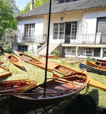 Présentation d'une collection de bateaux historiques de la Marne, des techniques de restauration, de l'histoire du canotage