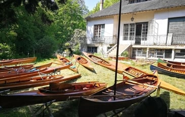 Présentation d'une collection de bateaux historiques de la Marne, des techniques de restauration, de l'histoire du canotage