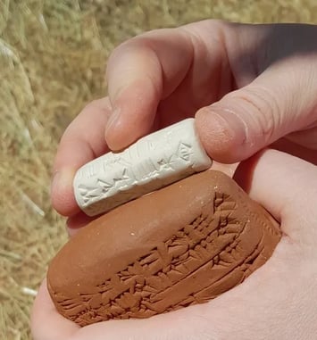 Faisons revivre les gestes du passé : les scellements en argile de contenants et impressions à l'aide de sceaux cylindres antiques du Proche-Orient