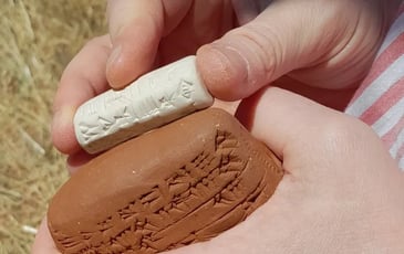 Faisons revivre les gestes du passé : les scellements en argile de contenants et impressions à l'aide de sceaux cylindres antiques du Proche-Orient