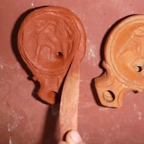 Atelier fabrication d'une lampe à huile à la manière des Gallo-Romains