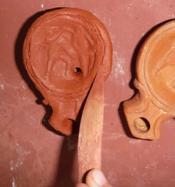Atelier fabrication d'une lampe à huile à la manière des Gallo-Romains